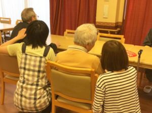 入居者が職員と一緒にレクリエーション活動に参加している様子